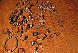 Nálezy šperků od George