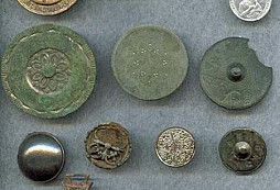 Nálezy od Radima (knoflíky, přívěšky, krabička)