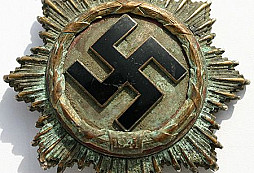 Německý kříž ve zlatě z půdy