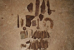 Mince a hromada šrotu