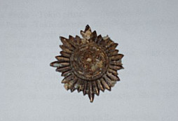 Odznak, otvírací mince...