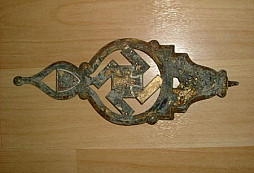 Korouhev nalezená bez detektoru v bahně ze studny