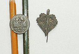 Co je to za knoflík a odznak?