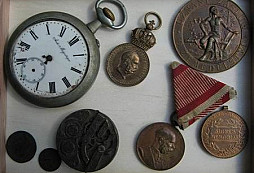 Z pod prken a trámů