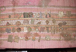 Díra plná odznaků