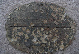 Známky a přívěšek