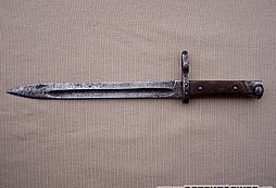 Bajonet a kukla z půdy