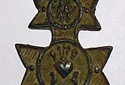 Křížek, ozdoba a zápona