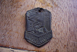 Toretův nález - Odznáček