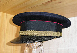 Policejní přilba a brigadýrka