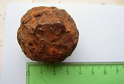 Železná koule a plíšek s portrétem