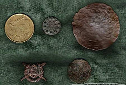 Knofly, mincička a odznáček