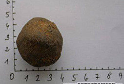 Knoflík a kemenná koule