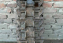 Pás snad z nějakého válečného vozidla