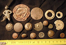 Knoflíci, kašpárek a něco