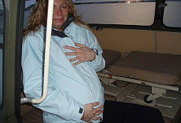 Vojenský odvoz manželky do porodnice