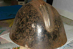 Přilba a těžítko na papíry