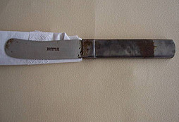 Nějaký nůž,stříbrňáky a fotky