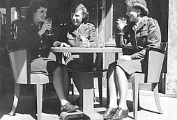 Ženy a uniformy III.