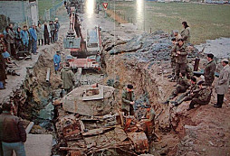 Vyzdvižení tanku Churchill v Normandii (1976)