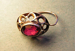 Trocha žlutého kovu