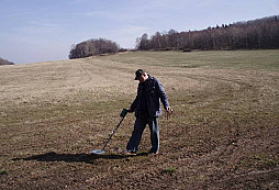 Dědek útočí