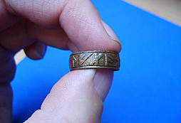 Nález runového prstenu