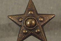 Několik odznáčků, knoflíků a hvězdiček