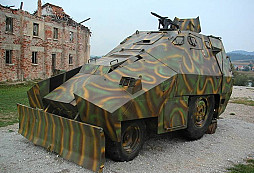 Obrněný traktor s MG-42 v Chorvatsku