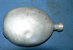 2 ešáky a feldflaška