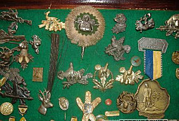 Par polovnickich odznakou od Piedra