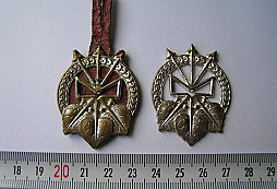 Odznak, pečetidlo a plechovka k určení