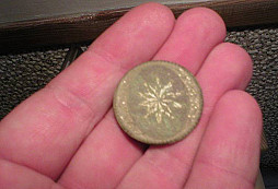 Knoflík se zlatým ornamentem