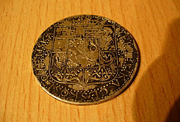 Knoflík a 100 kruna