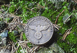 WH štempl uprostřed lesa