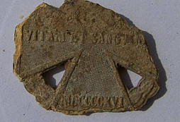 Karlův kříž, přezka, knoflíky