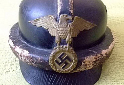 První model kožené přilby pro N.S.K.K.