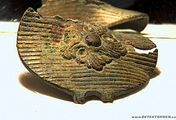 Knoflík a asi ozdůbka z koníka