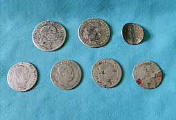 Přezka, křížek, stříbrňáčky