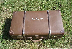 Kufr plný plynových masek