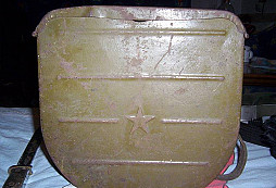 Plechová krabice nalezena mezi granáty na půdě