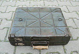 Kufr na granaty a zahadna stara sekera