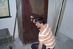 Otevření trezoru v komunistickém bunkru