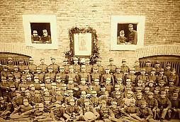 Rok 1904 v Hradci Králové na nádvoří kasáren