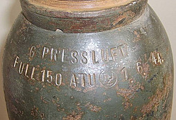 Sluchátka a tlaková flaška