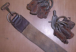 Nějaké karabiny a značená hliníková krabička