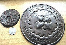 Pár půdových odznaků