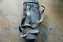 Maska a pouzdra z kamarádovy půdy