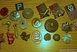 Pár odznáčků schovaných v podlaze