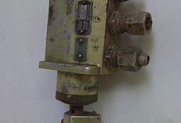 Štítek a fragmenty z letadel WW2